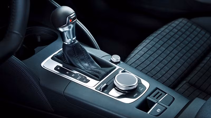 Audi A3 Sportback 2017 có tùy chọn động cơ 1.0L, 3 xy-lanh thẳng hàng, công suất 116 mã lực, mô-men xoắn cực đại 200 Nm. Phiên bản động cơ TFSI 1.4L có công suất cực đại 150 mã lực và mô-men xoắn cực đại 250 Nm. Cả hai đều sử dụng hộp số tự động 7 cấp.