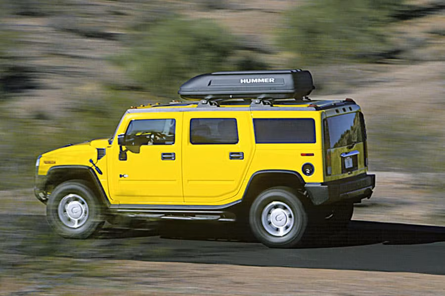 Một gã khổng lồ như Hummer H2 hợp với đường cao tốc hơn là những ngõ ngách eo hẹp. Khi thực hiện đổ cua ở tốc độ cao, người lái vẫn không có cảm giác mất cân bằng.