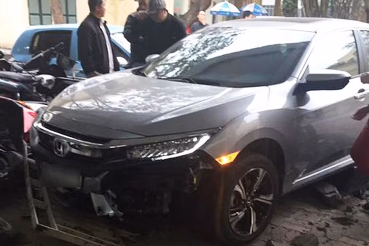 Ghi nhận tại hiện trường nơi xảy ra vụ việc, chiếc Honda Civic 2017 bị hư hỏng phần đầu xe. Cản va trước của chiếc xe cũng đã bị vỡ nát do va chạm với lan can. Các mảnh vỡ của chiếc xe và gạch đá nằm vương vãi. 
