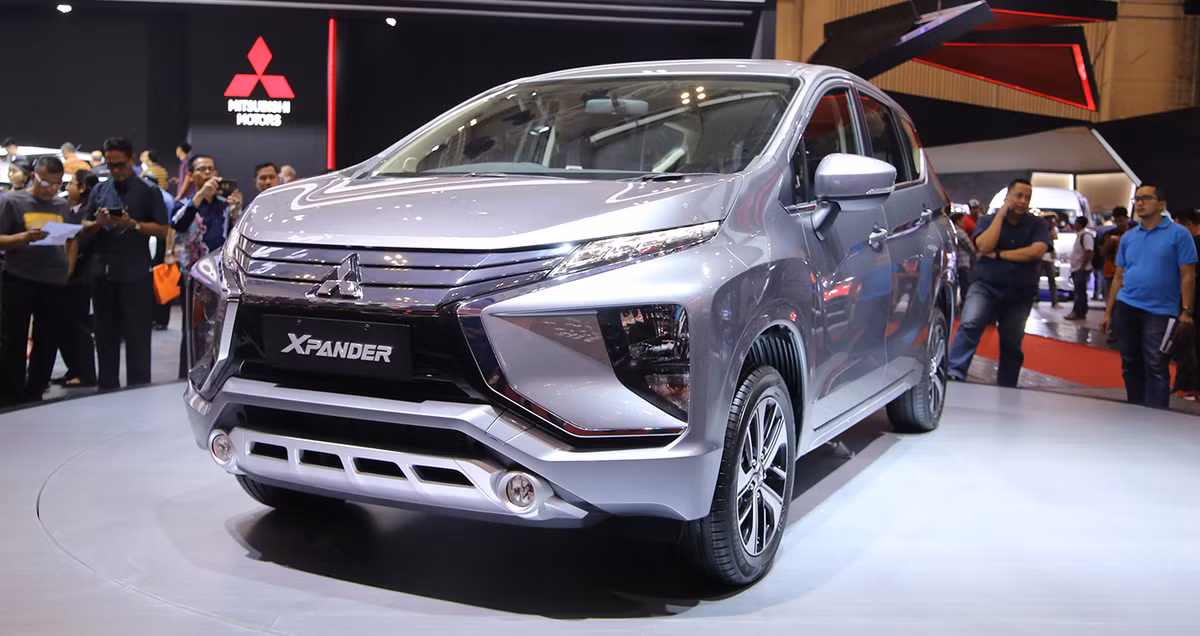 Về mặt thiết kế, Mitsubishi đã mạnh dạn đưa rất nhiều những thiết kế mang phong cách tương lai áp dụng vào đứa con cưng của mình. Đầu xe có thiết kế theo ngôn ngữ Dynamic Shield của Mitsubishi tương tự Pajero Sport hay Outlander. Đèn pha halogen đặt phía dưới trong khi đèn định vị dạng LED được thiết kế mỏng nằm phía trên.