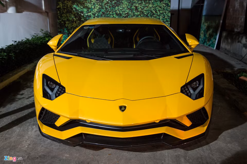So với Aventador tiêu chuẩn, bản S tăng sức mạnh động cơ thêm 40 mã lực, giúp xe đạt công suất tổng cộng lên tới 729 mã lực, mô-men xoắn 690 Nm. Xe sử dụng hộp số 7 cấp ISR, hệ thống dẫn động 4WD Haldex thế hệ 4, cho khả năng tăng tốc từ 0-100 km/h trong 2,9 giây, tốc độ tối đa đạt 350 km/h.