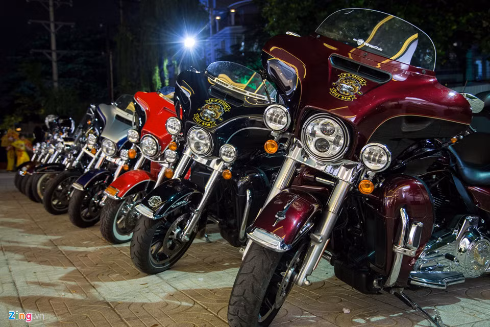 H-D Saigon là câu lạc bộ dành cho những chủ nhân sở hữu Harley-Davidson, từng gia nhập Liên đoàn Xe đạp - Môtô thể thao thành phố Hồ Chí Minh vào năm 2014. Trong hình là dàn Harley-Davidson dòng Touring. Nếu không là người hâm mộ thương hiệu này, rất khó để phân biệt sự khác nhau giữa các mẫu xe.