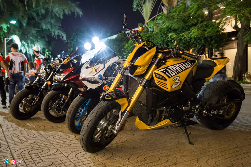 Chiếc Suzuki B-King được độ trục cơ sở kéo dài, bánh sau kích thước lớn và một loạt đồ chơi hàng hiệu. Đèn pha nguyên bản gỡ bỏ, thay thế bằng đầu đèn pha phong cách mặt sát nhân Jason. Đây là tác phẩm do thợ Việt Nam thực hiện.