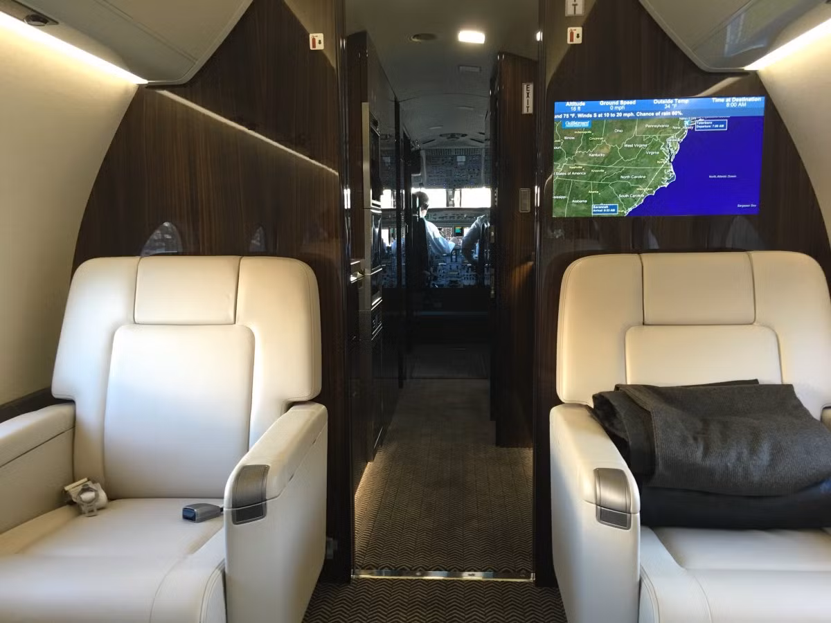 Cabin chính được tách ra khỏi khu vực phi hành đoàn của máy bay bằng cửa ra vào bằng gỗ và veneer.