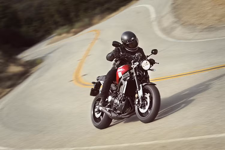 Yamaha XSR900 2018 sẽ có trong một chương trình Racing Red mới. Hãng xe máy Yamaha cho biết, màu sơn này gợi nhớ đến XS850 Triple năm 1980. Phong cách mới nhất xuất hiện trên chiếc XSR900 mang đậm thiết kế retro, tôn vinh những chiếc xe máy cổ điển vượt thời gian.