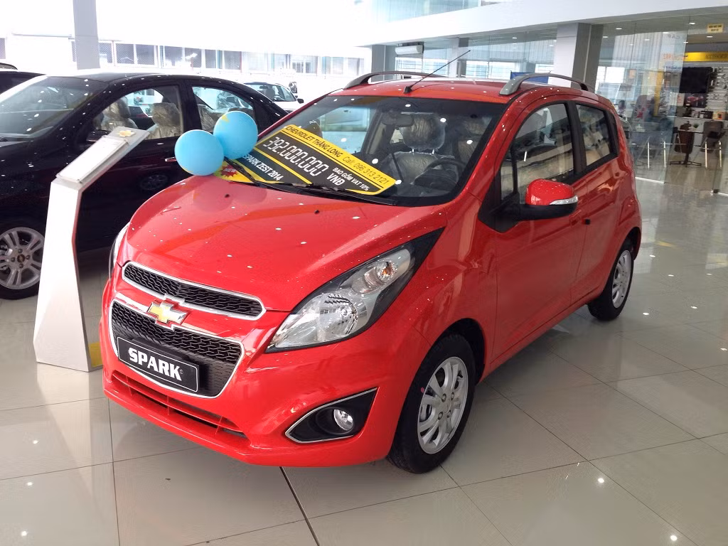 Một đại diện đến từ thương hiệu Mỹ, Chevrolet là cái tên thứ 3 nằm trong danh sách Top xe giá rẻ cho người lần đầu mua ô tô tầm giá dưới 500 triệu đồng. Hiện tại mức giá bán thấp cho dòng xe này là chiếc Van Spark Duo với giá chỉ 279 triệu đồng. Bên cạnh đó còn có thêm hải phiên bản khác cho khách hàng lựa chọn là Spark LS MT và LT MT.