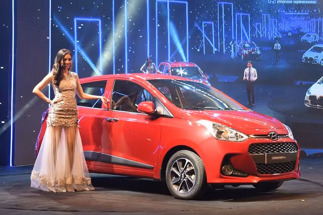 Có lẽ cái tên gây chú ý nhất trong tầm tiền trên là chiếc Hyundai Grand i10. Đây là mẫu xe cỡ nhỏ giá rẻ được Hyundai Thành Công chuyển từ nhập khẩu sang lắp ráp với giá bán dao động từ 340-435 triệu đồng.