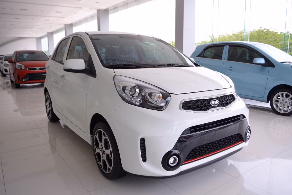 Về trang bị vận hành, Kia Morning Si được trang bị động cơ 1.25L, 4 xi-lanh, DOHC cho công suất cực đại 86 mã lực và mô-men xoắn cực đại 120Nm. Động cơ kết hợp với hộp số sàn 5 cấp hoặc tự động 4 cấp.