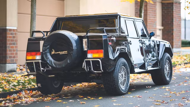 Chiếc xe được bán đấu giá gắn lốp chạy đường phố Pirelli Scorpion. Nguồn ảnh: RM Sotheby.
