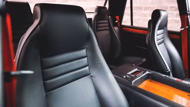 Toàn bộ nội thất đều được bọc lại da mới sang trọng.