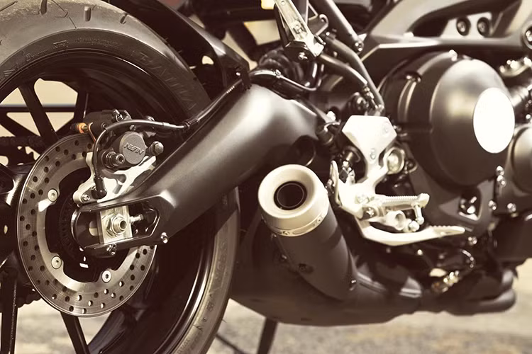 Ngoài việc thay mới về màu sắc, Yamaha XSR700 2018 vẫn được Yamaha trang bị cho động cơ xy-lanh đôi, dung tích 689 cc, sản sinh công suất tối đa 74,8 mã lực và mô-men xoắn cực đại 68 Nm