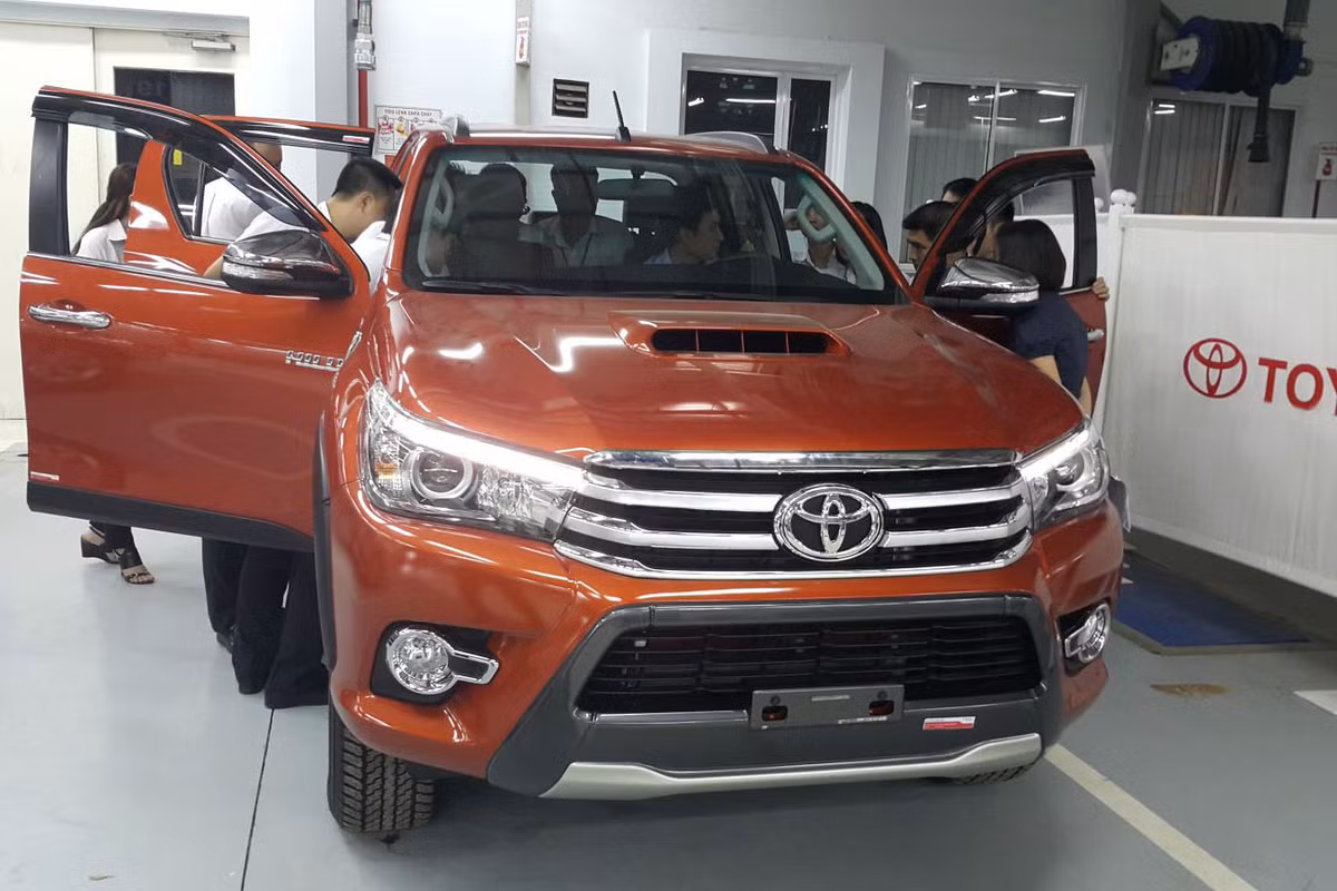 Bên cạnh đó là bản Hilux G số sàn và tự động lắp cỗ máy 3 lít công suất 161 mã lực tại vòng tua máy 3.400 vòng/phút, mô-men xoắn cực đại 343 Nm ở bản số sàn 6 cấp và 360 Nm ở bản số tự động 5 cấp.