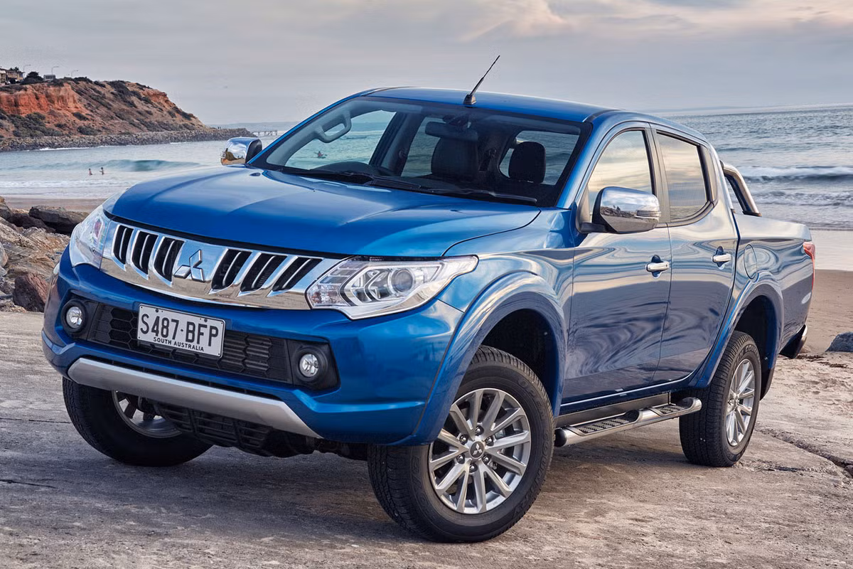 Mitsubishi Triton đứng ở vị trí thứ 4, so với cùng kỳ năm 2015 doanh số của Mitsubishi Triton trong 11 tháng năm 2016 đạt 1.200 xe, tăng 59%.