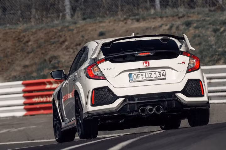 Tại thị trường Đông Nam Á, Honda Civic Type R có giá bán 320.000 RM (khoảng 1,73 tỷ đồng).