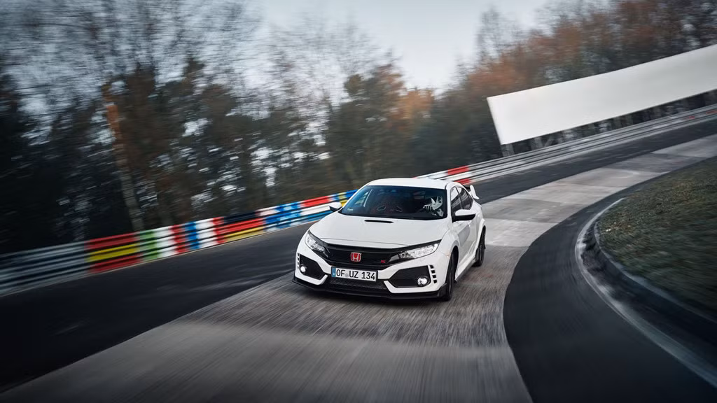 Đặc biệt, gần đây nhất, Honda Civic Type R 2017 lại khiến công chúng yêu xe phải "ngã ngửa" khi cùng với tay đua Scott Dixon hoàn thành vòng đua 4 km với thành tích 1 phút 25,07 giây tại đường đua Willow Springs.