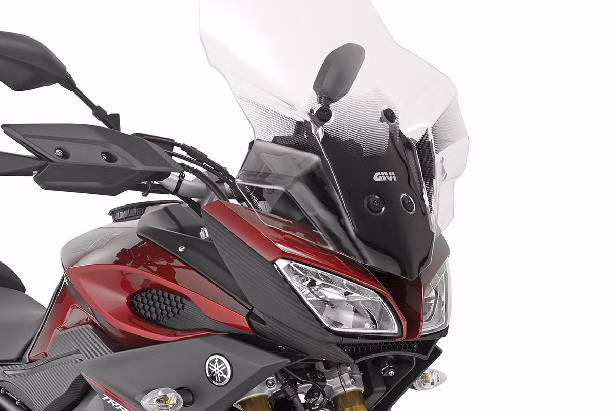 Phần đầu của chiếc xe môtô đường trường mới nhà Yamaha được thiết kế khá hầm hố và ấn tượng. Nổi bật chính là cụm đèn pha LED lớn tách biệt đầy cá tính, đèn báo rẽ tách rời cùng kính chắn gió phía trước nhô cao.