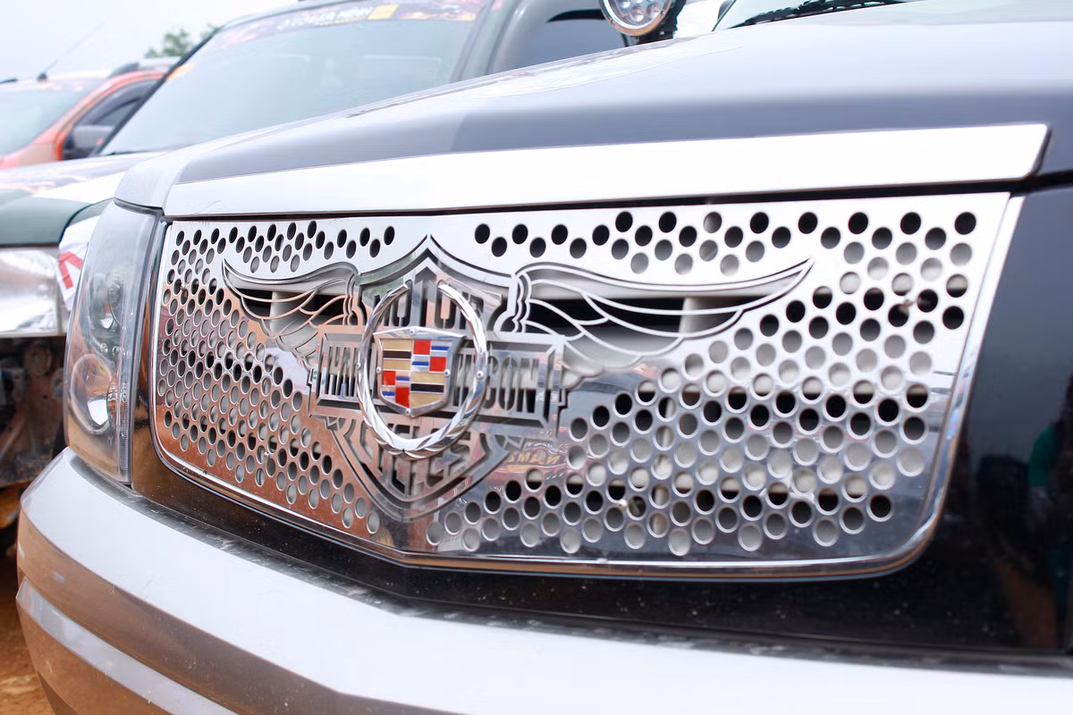 Thiết kế dựa trên nền tảng Chevy Avalanche, dòng xe Escalade EXT có một cabin nhỏ thay vì mui kéo dài cho phép để nhiều đồ hơn.