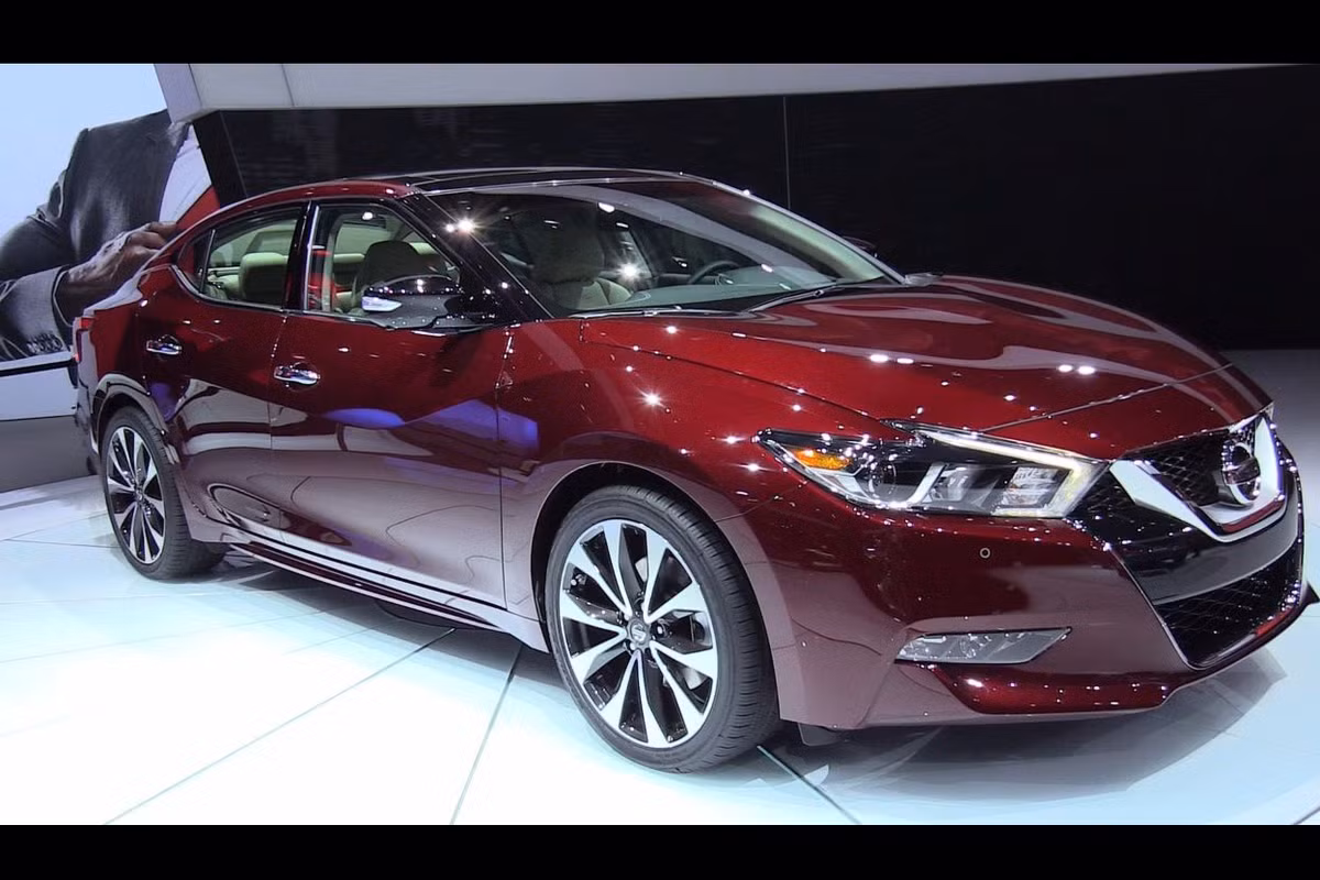 Bên cạnh những màu tiêu chuẩn trên phiên bản cũ, hãng Nissan còn bổ sung thêm một số màu sơn ngoại thất mới cho mẫu sedan cỡ lớn nhất của mình, trong đó có đỏ Carnelian Red.