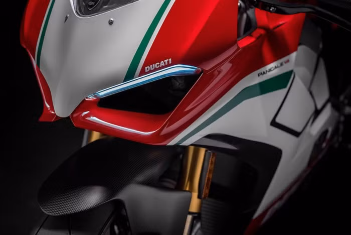 Panigale V4 được trang bị phần ngoại thất hết sức hào nhoáng khiến ai ai nhìn vào cũng phải mê mẩn.