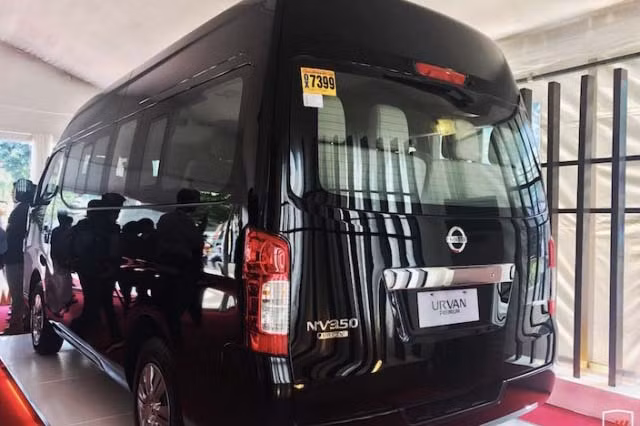 Phía sau đuôi xe vẫn là kiểu thiết kế truyền thống với cụm đèn hậu sử dụng bóng halogen, một phần tích hợp trên trần của cánh cửa sau. Cửa kéo trên mẫu xe Urvan Premium cũng được mở rộng (cửa dành cho hành khách) với chiều cao lên tới 1.580 mm.