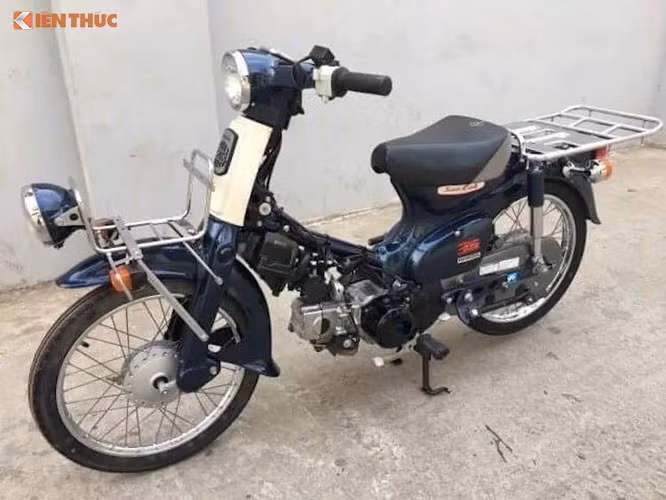 Thông thường xe càng zin thì càng có giá trị, được biết chiếc xe này được nhập khẩu về nước thông qua cửa hàng tư nhân. So với hầu hết các loại Cub 50 khác, chiếc xe đã được chủ nhân trang bị một bộ baga lớn hơn và lắp thêm một chóa đèn chiếu sáng tăng cường.