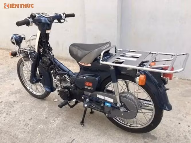 Điểm nổi bật của loại xe này đó là sự bền bỉ, tiết kiệm xăng, vận hành ổn định, ít hỏng hóc. Mới đây, hình ảnh về một chiếc Honda Super Cub FI 50 “thét giá” 100 triệu đồng – ngang giá bán của SH khiến không ít người choáng váng.