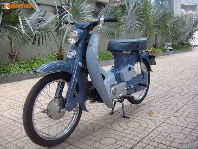 Với dung tích 50 cc, động cơ của xe đạt công suất tối đa 4,5 mã lực kèm hộp số 3 cấp côn tự động. Là thế hệ Cub đầu tiên, chiếc xe cũng sử dụng hệ thống điện má vít 6V thay vì CDI 12V như các thế hệ sau này. 