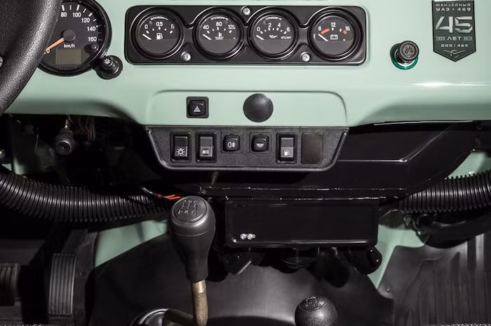 Về động cơ, UAZ Hunter 45 được tinh chỉnh lại cho sức mạnh vượt trội hơn so với phiên bản tiêu chuẩn ngay cả trong những địa hình khắc nghiệt nhất. Xe được trang bị động cơ xăng 2.7 lít cho công suất 128 mã lực và mô-men xoắn cực đại 210 Nm đi cùng là hộp số sàn 5 cấp và cần số cài cầu với các chế độ 4H, 4L, 2H.
