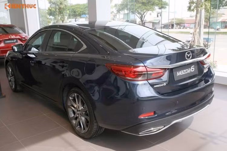 Các trang bị an toàn trên xe thuộc hàng tốt nhất phân khúc sedan hạng D như ABS; EBD; BA, 6 túi khí, công nghệ kiểm soát điều hướng mô-men xoắn G-Vectoring Control, cân bằng điện tử; chống trượt; hỗ trợ khởi hành ngang dốc; kiểm soát hành trình, công nghệ hỗ trợ lái i-Activsense, cảm biến thông minh phát hiện người đi bộ, cảnh báo va chạm, nhận diện tín hiệu đèn giao thông, biển báo,…