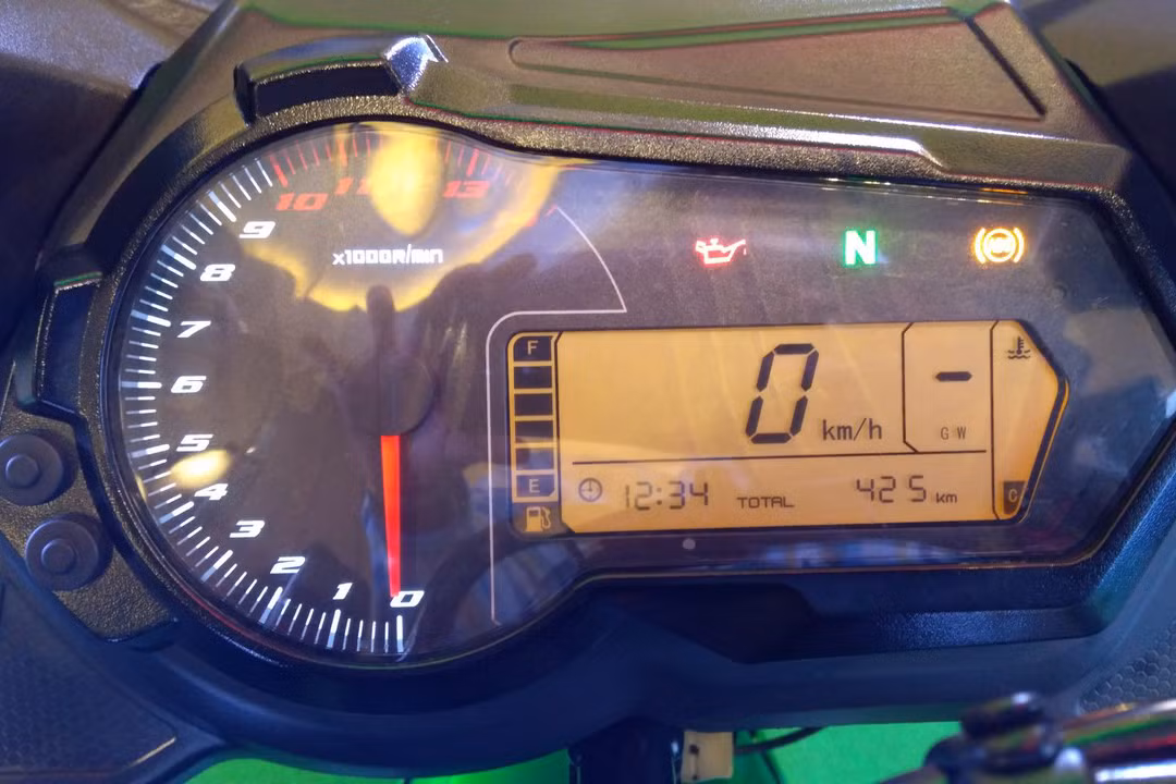 Cụm đồng hồ LCD hiển thị các thông số kỹ thuật như tốc độ vòng tua máy, vận tốc, báo xăng, đèn báo rẽ,…