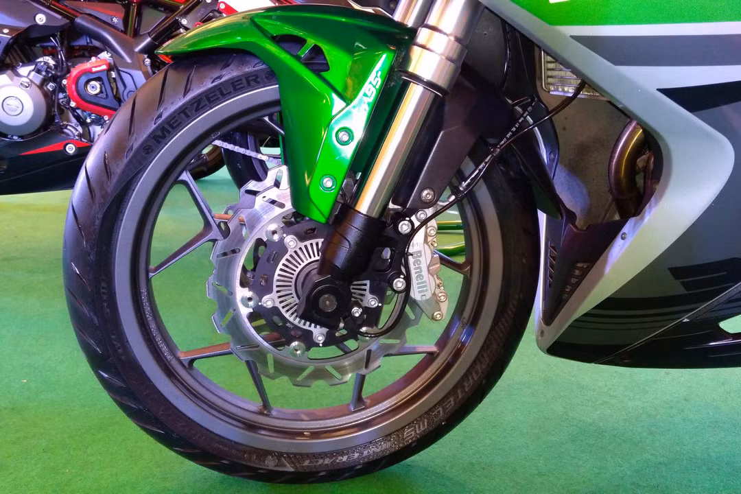 Bánh xe trước làm bằng hợp kim kích thước 110 inch/ bánh sau 150 nich đi kèm là bộ lốp Metzeler Sportec. Sử dụng phanh đĩa đôi trên bánh trước và đĩa đơn ở phía sau, phuộc đơn Monosock. 