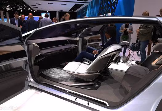 Tuy nhiên, bản concept Aicon này chỉ được hãng xe sang Audi trang bị cho hai ghế tự động xoay theo chiều 360 độ.