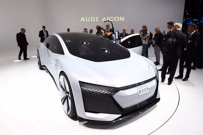 Chiếc siêu xe điện Audi Aicon tự lái đầy ấn tượng thể hiện tầm nhìn của Audi về một sản phẩm xe sang đỉnh cao tích hợp công nghệ tự lái hoàn toàn. Đây là bản concept Aicon với hệ thống cấp độ 5 hiện đại. Trước đó không lâu Audi cũng trình làng sedan đầu bảng A8 cấp độ 3.