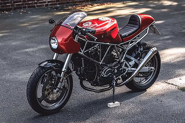 Tác phẩm gần với phong cách cafe racer hiện đại nhất của Ducati chỉ có thể là Sport 1000. Thật đáng tiếc nếu bạn không có cơ hội sở hữu một chiếc trước khi mẫu xe này dừng sản xuất vào năm 2008. Tuy nhiên, bạn luôn có cơ hội sở hữu một chiếc Ducati hiện đại và độ lại nó. Đó cũng chính là những gì xưởng ‘Kaspeed’ ở Đức đã thực hiện với chiếc xe môtô Ducati 750SS SuperSport 2001 này.