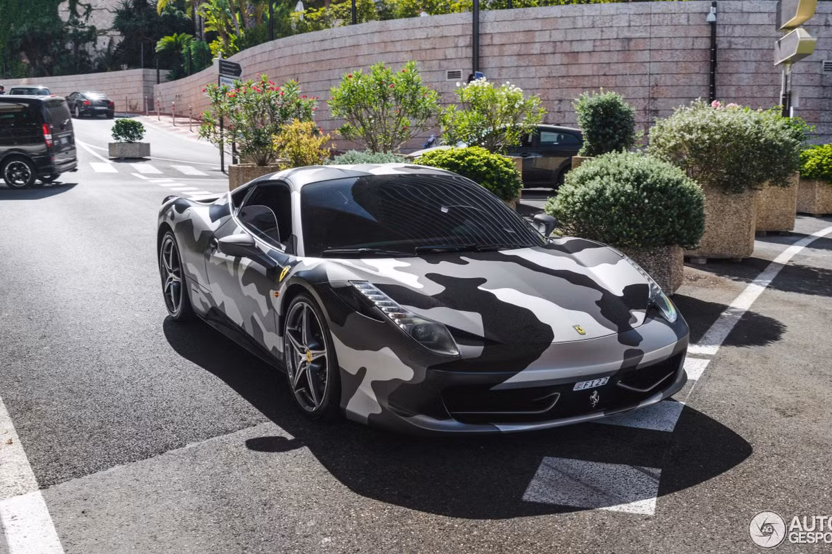 Toàn bộ diện mạo bên ngoài từ đầu xe kéo đến phía sau của Ferrari 458 Italia được chủ nhân phủ lên “tấm áo choàng” rằn ri khá bắt mắt. HIện không rõ động cơ nguyên bản của chiếc siêu ngựa có được độ lại hay không.