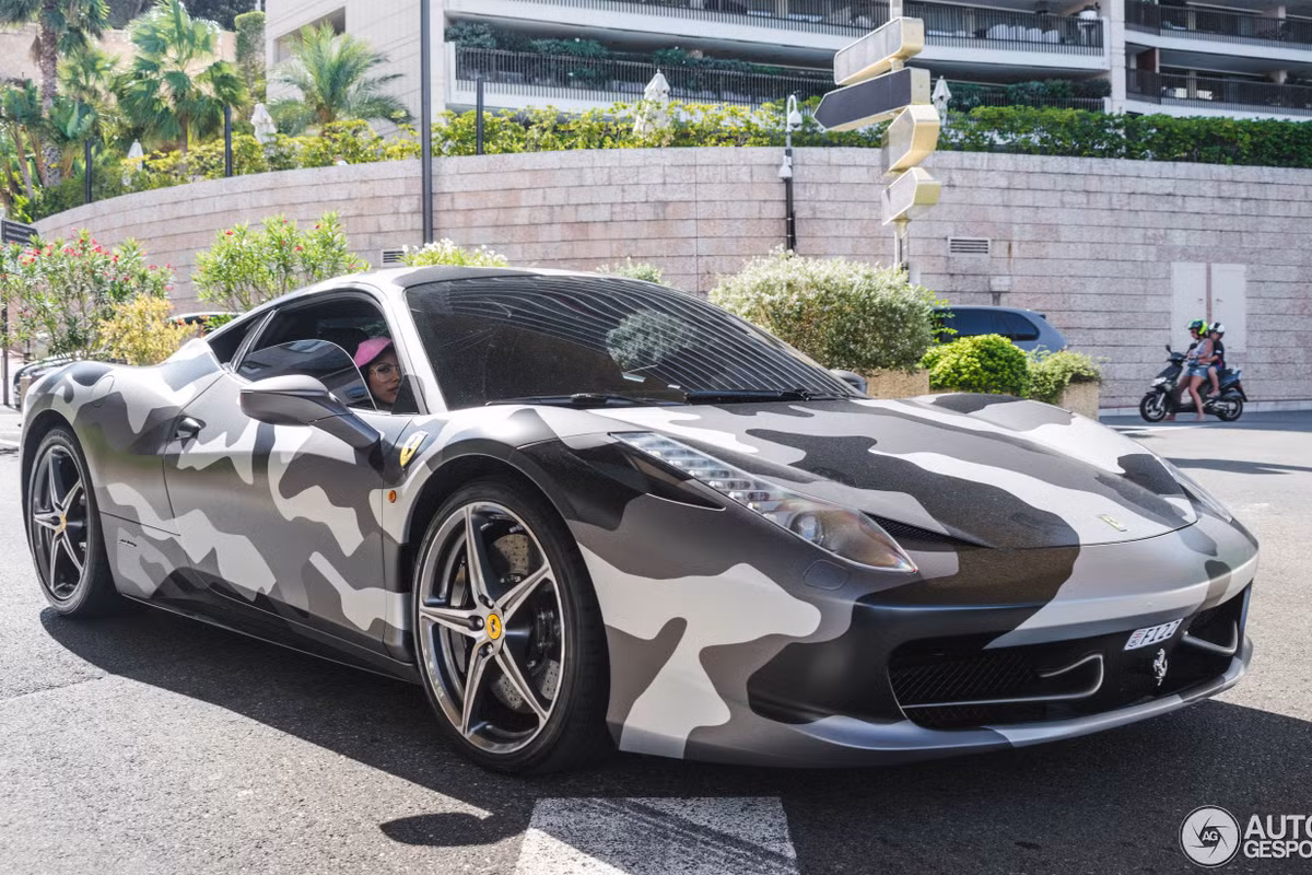 Mới đây, hình ảnh về chiếc siêu xe Ferrari 458 Italia nổi bật với “dàn áo” quân đội màu rằn ri trắng-đen độc đáo lăn bánh trên đường phố Anh Quốc nhanh chóng thu hút sự quan tâm lớn từ phía cộng đồng đam mê siêu xe trên toàn thế giới.