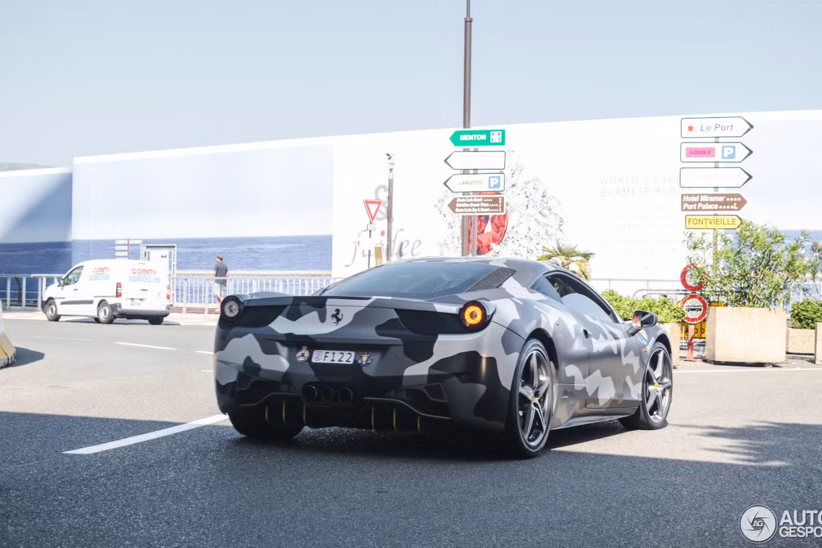 Ferrari 458 Italia là siêu xe ra đời năm 2009 để thay thế đàn anh F430. Đối thủ trực tiếp hiện nay của siêu ngựa là Lamborghini Huracan, "cơn cuồng phong" kế nhiệm Gallardo.
