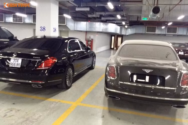 Trước đó, một chiếc siêu xe sang Bentley Mulsanne màu đen bóng gây xôn xao cộng đồng mạng khi nằm phủ bụi trong một căn hầm gửi xe tại Hà Nội. Một điểm gây chú ý chính là xe không được gắn biển số.