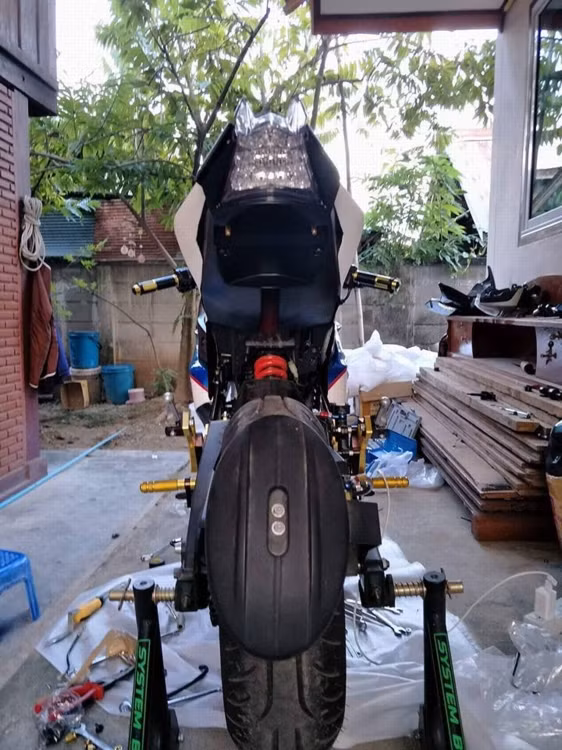 Chiếc xe được bổ sung thêm dè chắn bùn sau độ và dàn đuôi với phần đèn hậu "thửa" từ chiếc S1000RR "xịn".