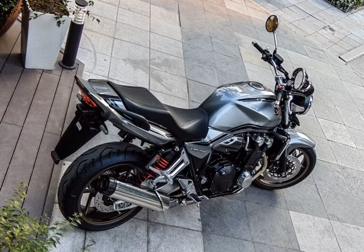 Honda CB1300 Super Four 2018 25th Anniversary vẫn sở hữu chiều cao 1.125mm, dài 2.200mm, trục cơ sở 1.520mm, chiều cao yên xe đạt 780mm có thể điều chỉnh và khoảng sáng gầm xe 125mm.