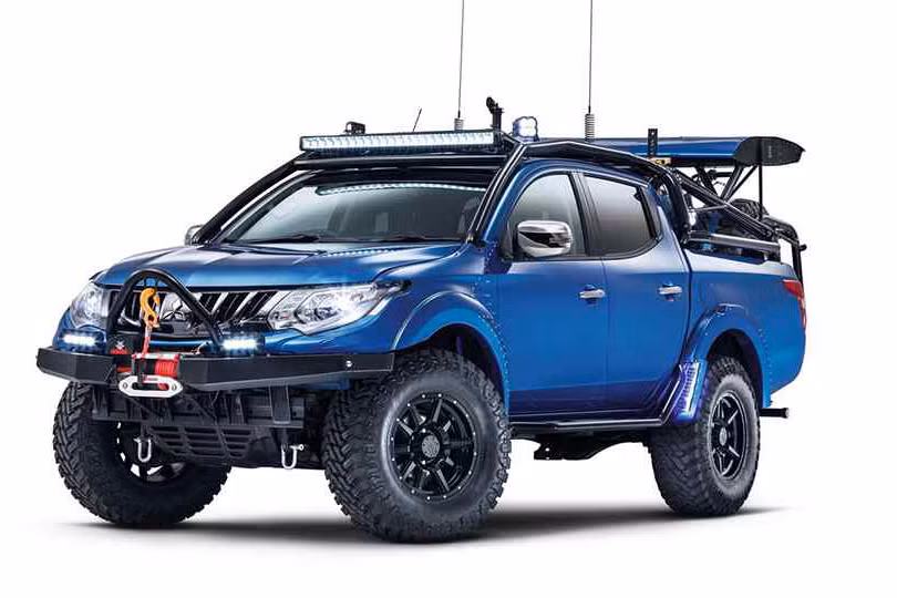 Khác biệt so với những phiên bản đang được bày bán trên thị trường, Mitsubishi Trtion Barbarrian sở hữu trên mình những đường nét cứng cáp và hầm hố, đặc biệt gây ấn tượng mạnh với lớp sơn ngoại thất được phối bởi hai màu xanh Electric Blue metallic và đen Cosmos Black.