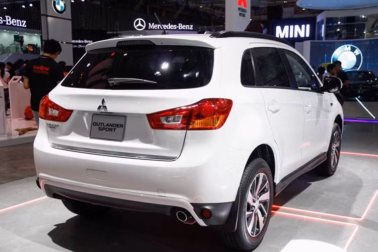 Không chỉ luôn đạt doanh số ở mức 0 xe bán ra trong nhiều tháng qua, mới đây vào ngày 1/8, Mitsubishi tại Việt Nam cũng đã phải phát đi thông báo về việc triệu hồi đối với tổng số 943 chiếc Outlander Sport đã được bán ra trên thị trường do "dính lỗi" hệ thống giảm chấn cửa sau. Việc "đã ế lại lỗi" khiến mẫu xe này gần như "hết cửa" tại Việt Nam.