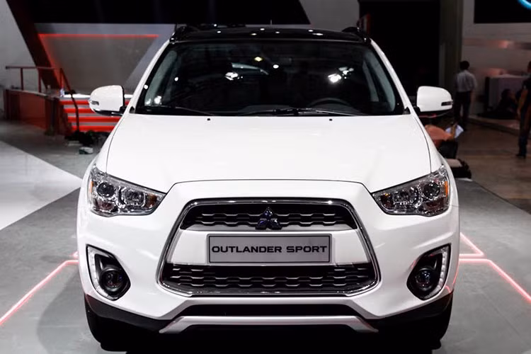 Trong phân khúc crossover hạng C tại Việt Nam, mẫu xe Mitsubishi Outlander Sport được định hình là đối thủ của Mazda CX-5 và Honda CR-V,... song những gì mà mẫu xe này làm được hoàn toàn gây thất vọng khi liên tục nằm trong danh sách xe ế nhất tại Việt Nam với doanh số 0 xe bán ra liên tục trong nhiều tháng.