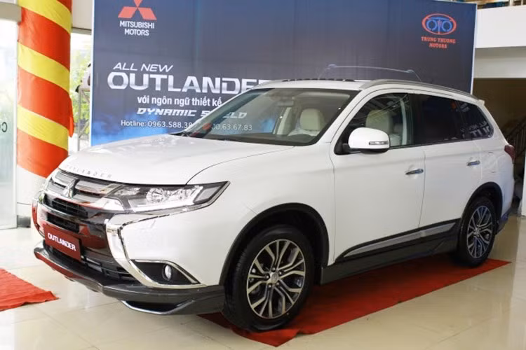Trong tháng 8/2017 này, Mitsubishi Motors Việt Nam cũng đã gây bất ngờ khi khuyến mại "khủng" lên đến 180 triệu đồng cho mẫu xe này, tuy nhiên có vẻ như người tiêu dùng Việt vẫn không hề hào hứng với một mẫu xe được mệnh danh "ế và lỗi". Hiện mẫu xe này chỉ được bán ra chính hãng với mức giá chỉ từ 877 triệu kèm nhiều ưu đãi tại Việt Nam.