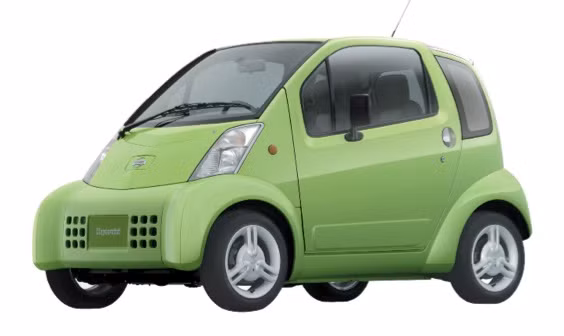 Ngoài hai mẫu mới, Nissan không quên trưng bày ba chiếc xe ôtô Nissan chạy điện lịch sử khác đó là chiếc Hypermini năm 1999, chiếc Altra EV năm 2002 và chiếc Pikes Peak LEAF năm 2011. Trong ảnh là mẫu Hypermini năm 1999 được trang bị pin lithium-ion cung cấp phạm vi hoạt động xấp xỉ 71 dặm (114 km) cho mỗi lần sạc. Xe có tốc độ tối đa là 62 mph (gần 100 km/h).