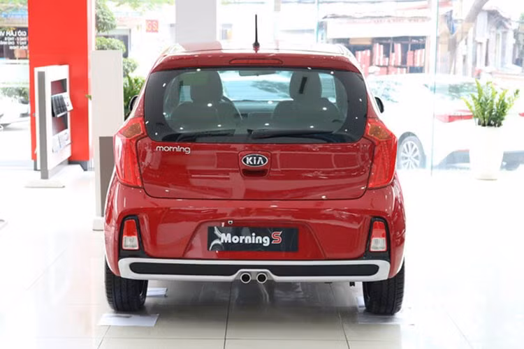 Bên cạnh Kia Morning cũ còn có phiên bản Morning S 2017 vừa được ra mắt tại Việt Nam. Xe vẫn sử dụng khối động cơ động cơ 4 xy-lanh, Kappa 1.25L nhưng được trang bị thêm nhiều tiện ích, đặc biệt là camera lùi và 2 túi khí. Xe có giá 394 triệu đồng, và sẽ giảm về 390 triệu từ 1/2018 do hưởng ưu đãi về thuế tiêu thụ đặc biệt cho dòng xe dưới 2.0L.