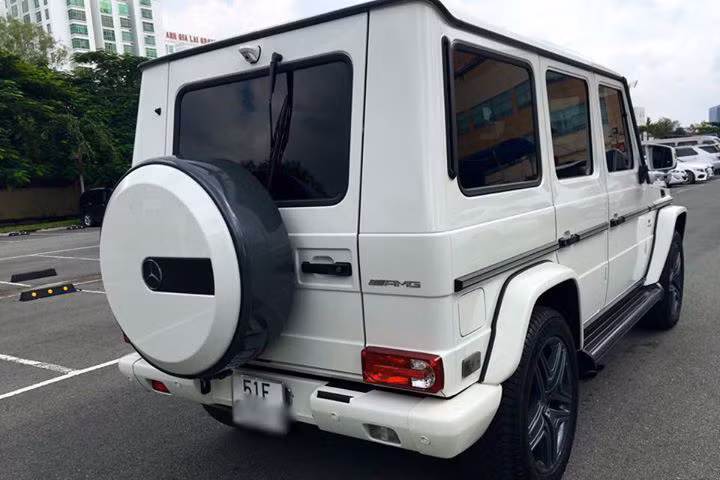 Ở phía sau là phần đuôi xe với thiết kế vuông góc và kéo dài giúp cho không gian khoang hành lý cực kỳ rộng rãi. Một số điểm đáng chú ý trên xe là nẹp chạy ngang thân xe với logo ‘AMG’, thẳng hàng với tay nắm cửa giúp xe nhìn chắc chắn hơn, vè bánh xe được mở rộng. Hệ thống xả thể thao AMG với 2 ống xả kép mạ chrome bên hông xe tạo nên sự hầm hố và khác biệt cho xe.