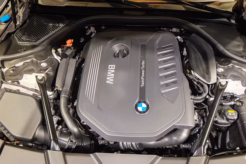 Xe được trang bị khối động cơ TwinPower Turbo 6 xy-lanh thẳng hàng làm bằng vật liệu nhôm, có thể sản sinh công suất 326 mã lực (+6 mã lực so với thế hệ tiền nhiệm), mô-men xoắn cực đại 450Nm trong khoảng vòng tua 1.380-5.000 v/ph. Xe sử dụng hộp số tự động 8 cấp, tăng tốc từ 0-100 km/h trong 5,6 giây, vận tốc tối đa 250 km/h và chỉ tiêu thụ hết 6,6 lít nhiên liệu cho quãng đường 100km (điều kiện tiêu chuẩn).