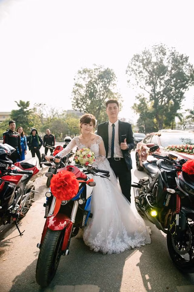 Hình ảnh cô dâu chú rể chụp ảnh lưu niệm bên dàn xe PKL.