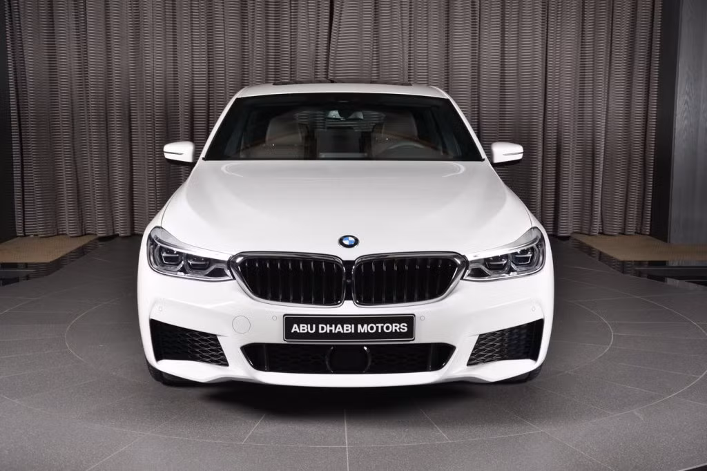 Mẫu xe 6-Series GT đặc biệt này có phong cách thể thao hơn và có tỷ lệ cân xứng hơn. Và... là dòng xe 640i, phiên bản hệ dẫn động cầu sau với diện mạo được sơn màu trắng sang chảnh.